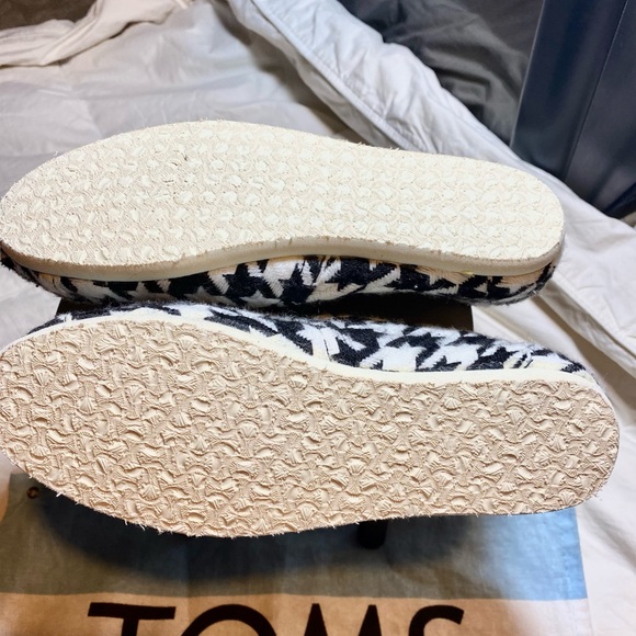 ♥️ BRAND NEW TOMS SHOES ♥️.ONE FOR ONE . SOFT AND LIGHTWEIGHT ❤️ - Picture 6 of 10